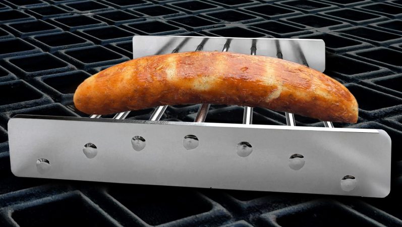 WUROST – Grillhilfe im Einsatz WUROST Grillhilfe mit Bratwurst auf Grillrost